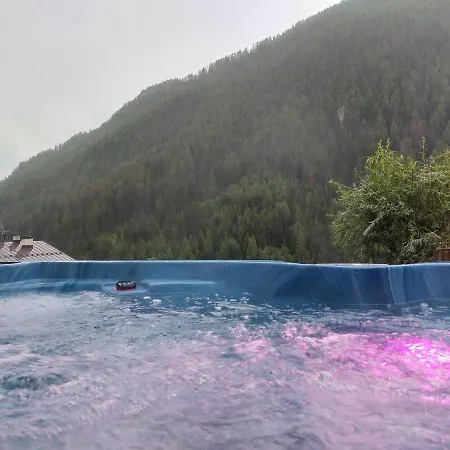 Italian With Hot Tub Apartman *